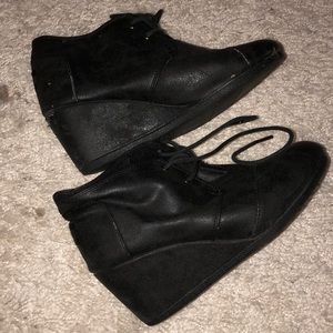 Toms desert boob wedges in black size 7